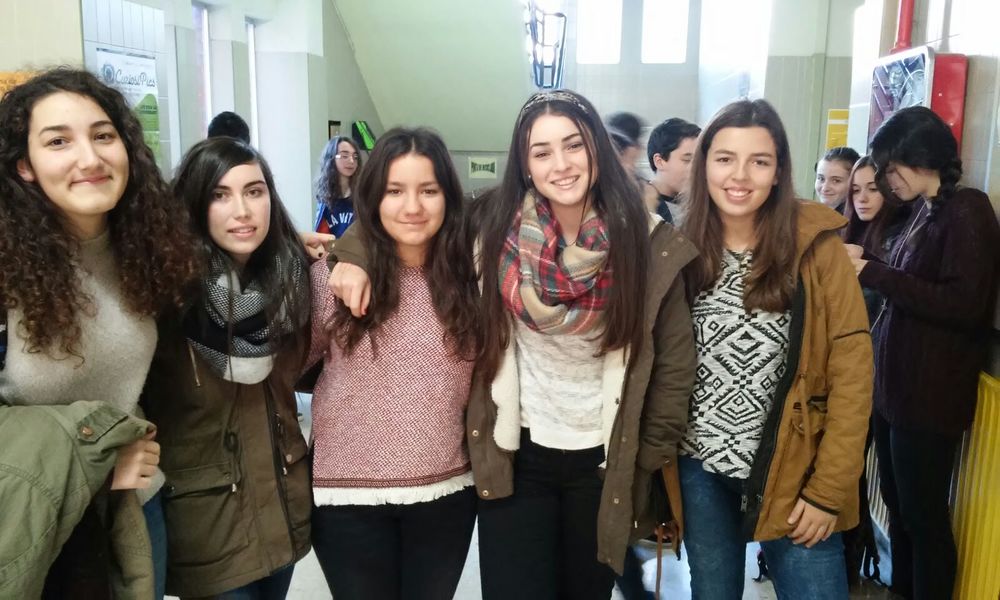 Austauschschülerin Nadin mit ihren spanischen Schulfreundinnen